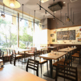 ランチもリーズナブルで人気です♪ 明るい店内でごゆっくりお過ごしください。