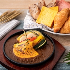 彩り野菜の焼きチーズカレー パン食べ放題付き