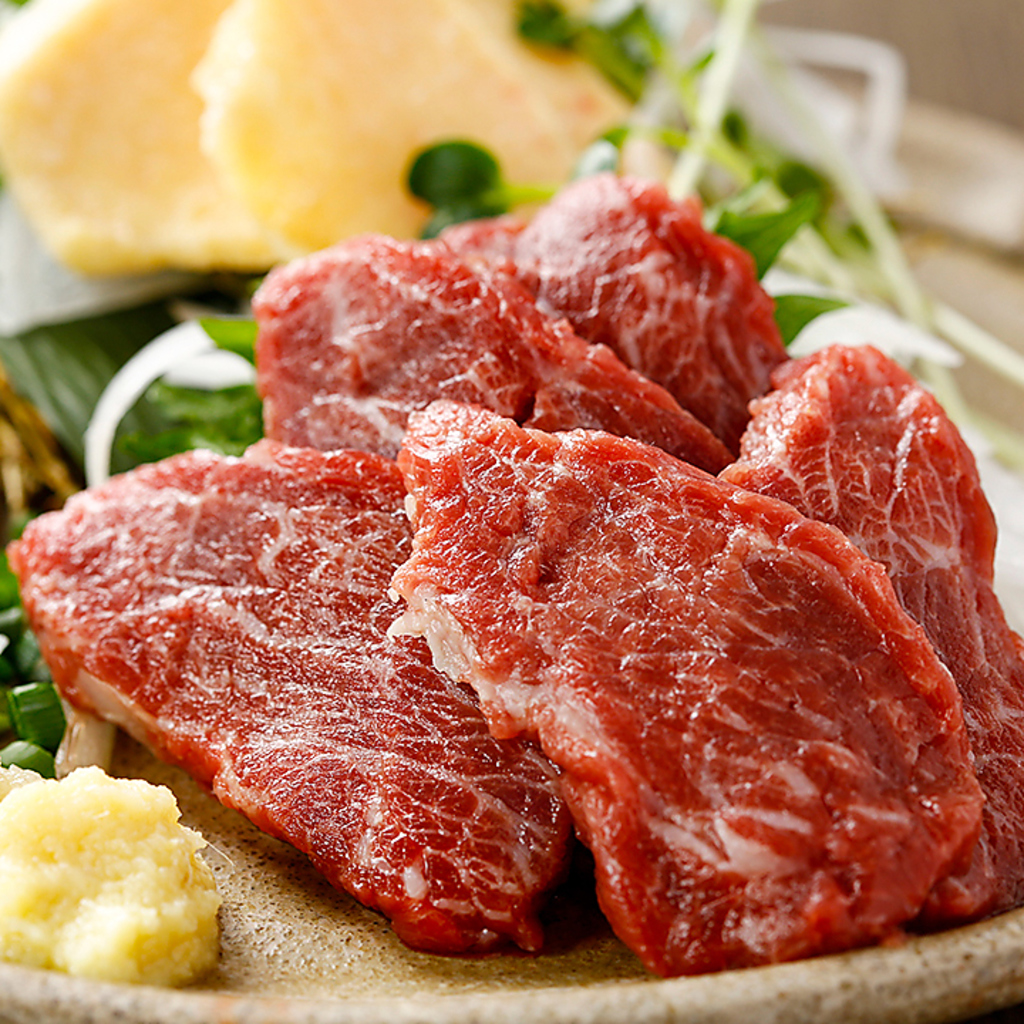 見た目にもこだわった盛り付け！自慢の創作料理を堪能ください。