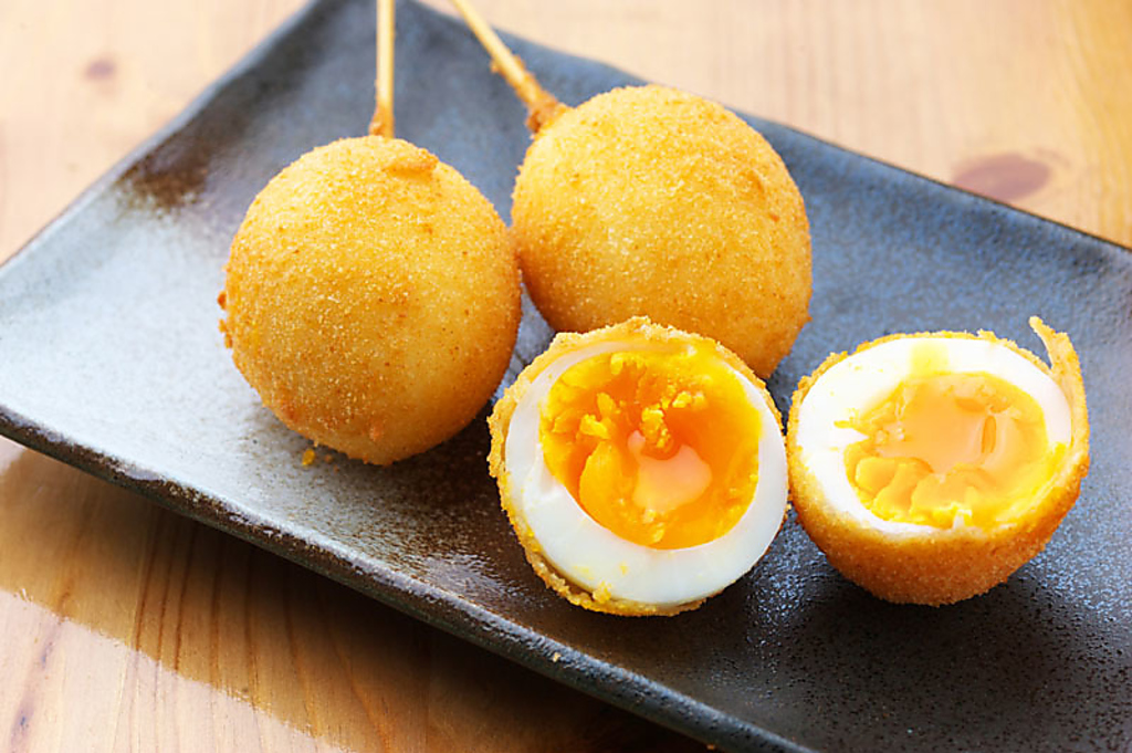 人気串カツの半熟たまご串