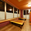 ゆったりお寛ぎいただけるお座敷。木の温もり溢れる和空間が特徴です。