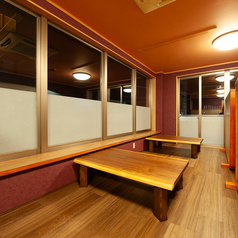 ゆったりお寛ぎいただけるお座敷。木の温もり溢れる和空間が特徴です。