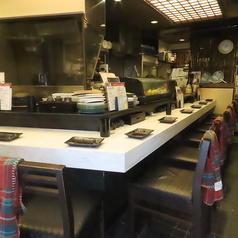 香ばしく燻る串焼き…職人の技を間近で楽しめるカウンター席は、まさに特等席!アツアツの串焼きを片手に、美味しいお酒が進みます。肩肘張らずに過ごせる空間で心地よい夜をどうぞ。