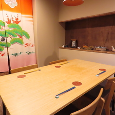 周りを気にせずにお食事を楽しめる、プライベートな個室をご用意しております。温かみのある木目を基調とした空間は、接待や大切な方との顔合わせなど、特別な時間を過ごすのに最適です。穏やかな雰囲気に包まれながら、選び抜かれた旬の食材を使った上質な料理と、心ゆくまで会話をご堪能いただけます。