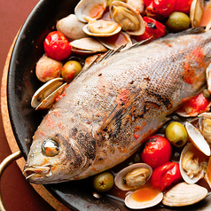 鮮魚をまるごと一匹使ったアクアパッツァ