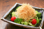 一番人気のじゃが芋バリバリサラダ。揚げたじゃが芋と胡麻ドレッシングの相性が◎