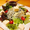 料理メニュー写真&nbsp;釜揚げしらすと豆腐のサラダ