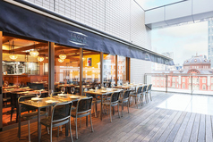 温かい季節にはテラス席が登場します。