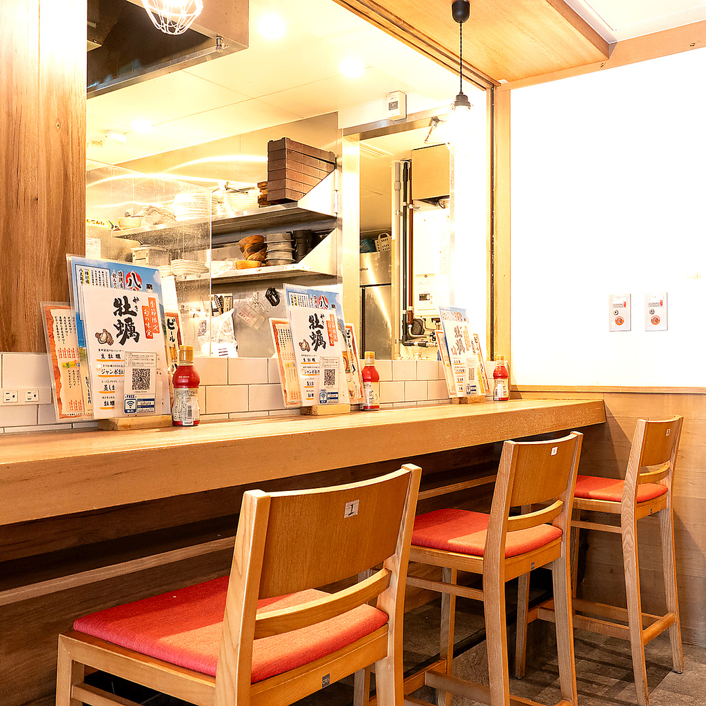 カウンター席もございます！お一人様や少人数でも、気軽にのんびりと浜焼きやお寿司など楽しめます◎