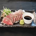 料理メニュー写真 燻製醤油の牛肉タタキ