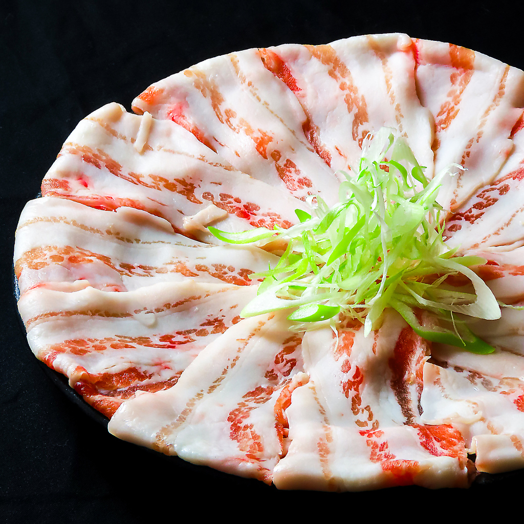 口いっぱいに広がる肉汁と出汁の香り。しゃぶしゃぶは肉本来の旨味を味わえる贅沢な召し上がり方です