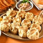 ジューシーな餡がぎゅっと詰まった大満足の一品。できたてを頬ばる幸せをぜひ！