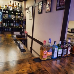 後ろの棚の2段の日本酒とワインが飲み放題メニューです。