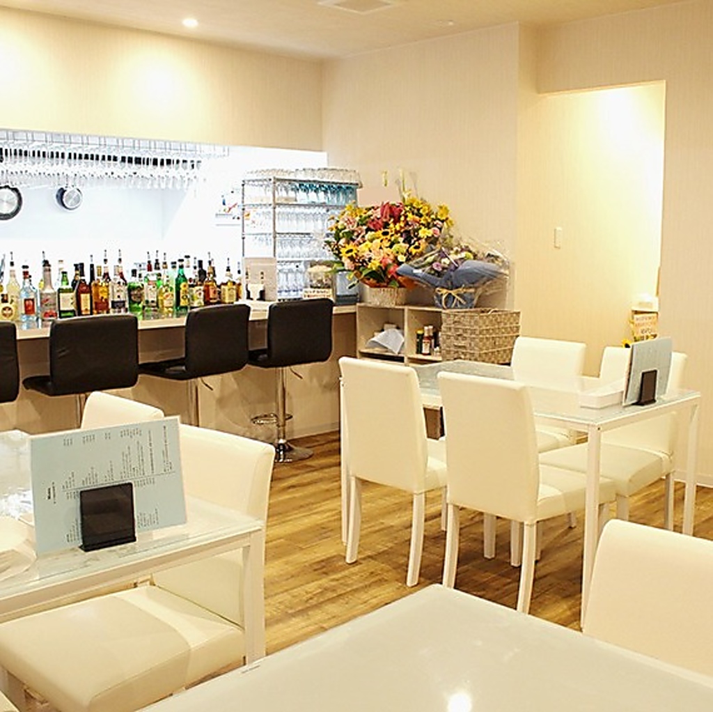 白を基調とした落ち着いた店内は、忙しい日常を忘れゆったりとした時間をお過ごしいただけます！