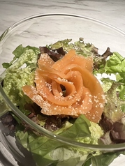 スモークサーモンの瞬間燻製サラダ