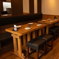 上品さと温かみを兼ね備えた落ち着きある雰囲気の和モダンな空間！カジュアルな飲み会はもちろん、接待や女子会、合コンなど、どんなシーンにも最適！お席を繋げれば大人数でのご利用も可能です！