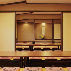 静かで、落ち着く和風造りの広間(掘りごたつ)をご用意しています。個室(4室)、また大広間としてご利用いただけます。(最大48名様まで)季節感あふれる洗練されたお料理と、心のこもったおもてなしでお迎えいたします。