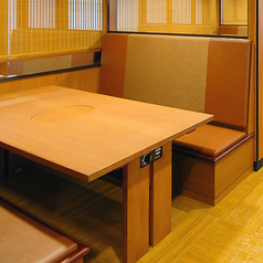 広々とした店内落ち着いたテーブル席です。人数に応じてお席をご用意いたします。※店舗により部屋の配置・席数が異なる場合がございます