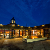 海とガーデンが広がるマリーナレストラン！海の風が心地よい1階のマリーナカフェでお楽しみいただくカジュアルランチ。ドライブやお出かけの際に、ぜひマリーナでのお洒落なランチタイムをお楽しみください。