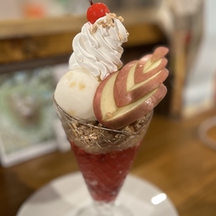 りんごとパインのフルーツパフェ　Fruits parfait