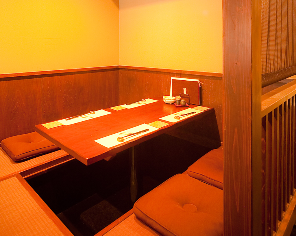 ゆっくりくつろげる店内。最大8名までの個室も完備です☆