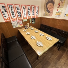 気の置けない友人との飲み会や、会話を楽しみたい女子会にぴったりなテーブル席です。明るく開放的な雰囲気の中で、美味しい料理を囲めば自然と会話も弾みます◎ゆったりとした座席配置なので、周りを気にせずリラックスしてお過ごしください。