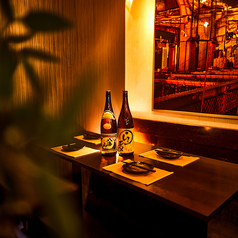 落ち着いた雰囲気のテーブル席で、ゆったりとお食事をお楽しみいただけます。友人や家族との食事に最適です。広々としたテーブルで、料理をシェアしながら楽しい時間を過ごせます。テーブル席ならではの開放感と、落ち着いた雰囲気をお楽しみください。