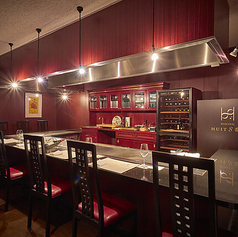 【完全予約制】2名様から14名様までご利用可能な、鉄板焼き専用の特別なお席です。専属シェフが目の前で厳選食材を焼き上げる臨場感は圧巻。音や香りが食欲をそそり、五感すべてで料理を堪能できます。プライベート感あふれるカウンター席は、大切な方のお誕生日や記念日、接待など、絶対に外せない特別な日に最適です。