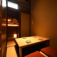 まるで田舎に帰ってきたような都会の雑踏感を忘れさせる堀こたつ席。靴を脱いでくつろげる席でございます。2名様からの少人数個室もご用意。