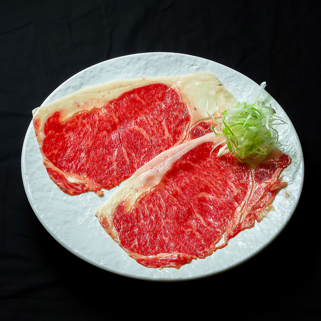 見るからに鮮やかで質の高さをうかがわせる美しいお肉は、美味しいものを食べる幸せを与えてくれます
