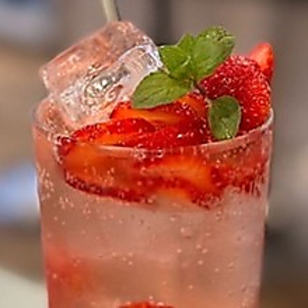 カクテルやサワー等、ドリンクメニューも豊富！フルーツが入ったフルーツサワーは写真映えも抜群◎