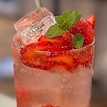 カクテルやサワー等、ドリンクメニューも豊富！フルーツが入ったフルーツサワーは写真映えも抜群◎