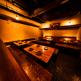 広々としたテーブル席で、楽しいひとときをお過ごしください。大人数での集まりやパーティーにも対応できるため、家族や友人との特別な時間にぴったりです。美味しい料理を囲んで、楽しい会話と共に心地よい時間を過ごせます。