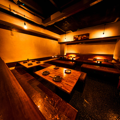 広々としたテーブル席で、楽しいひとときをお過ごしください。大人数での集まりやパーティーにも対応できるため、家族や友人との特別な時間にぴったりです。美味しい料理を囲んで、楽しい会話と共に心地よい時間を過ごせます。