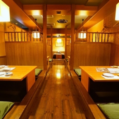 【少人数のご宴会・接待におすすめ】最大4名様のほりごたつ席。背もたれの高さの仕切りがございますが、最大20名様のご利用が可能です。※こちらは完全個室ではございません。