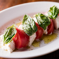 料理メニュー写真&nbsp;トマトとモッツァレラのカプレーゼ