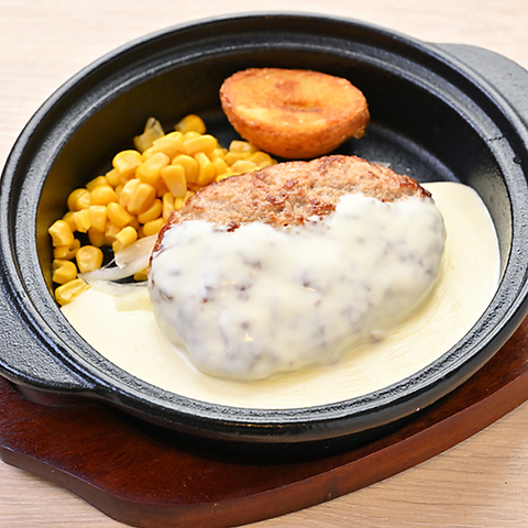 熱々ハンバーグやジューシーザンギなど種類豊富なランチを堪能☆
