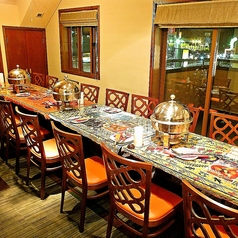 最大20名様まで着席可能な、広々とした2階のパーティールームです！歓送迎会や企業様の宴会など、どんなパーティーシーンにも使いやすい万能空間。周囲を気にせず、貸切気分で本格インド料理を存分にお楽しみいただけます。人気のお席のため、ご予約はお早めにどうぞ！