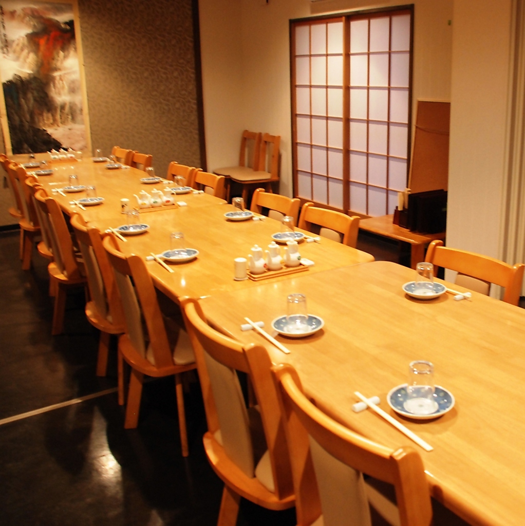 人数に合わせて仕切りをつくることができる最大40名までの宴会用個室。二次会や接待などの宴会に最適