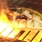 遠赤外線で焼くお魚は、下からの火と網まで少し距離があることで、燻製効果もあり格別の旨さです