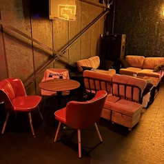 テーブルでみんなで話し合いも可能!人気のお席です!