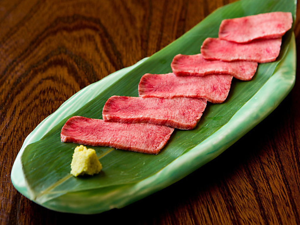 仙台裏名物の「霜降り牛たん刺し」や「仙台牛炙り刺し」「馬刺し」など新鮮なお刺身も多数ございます