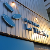 釜川沿いの落ち着いたロケーションにあり、青い扉と木の温もりある内装でリラックスした時間を過ごせます。