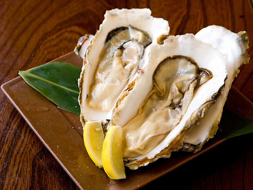 新鮮な雄勝産の生牡蠣をご用意しております！その他にも海の幸をたっぷり味わえる一品が勢揃いです！