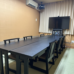 4名～最大6名席。カラオケ、モニタ完備。