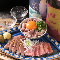 お酒が止まらない！特製ねぎ塩ダレがたっぷりの絶品タン刺しの写真