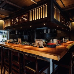 1階には8名様がご利用いただける無垢材欅の美しいカウンター席。臨場感あふれる「焼き場」がご堪能いただけ、焼きたての本格炭火串焼きを目の前で受け取ることもできます！おひとり様のサク飲みや、2軒目・3軒目のご利用、ご友人同士のサシ飲みにもぴったり