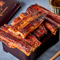 蒸さずに焼く関西風。お重から溢れる鰻の衝撃体験