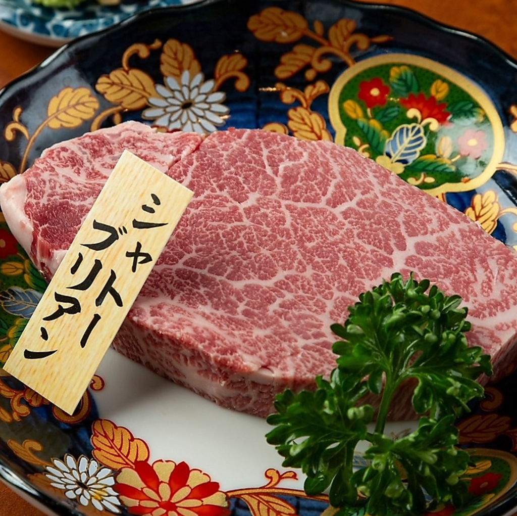 お箸で切れるほどの柔らかさ。希少価値の高い赤身は、雑味のない上品な余韻を最後まで楽しめます。