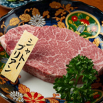 お箸で切れるほどの柔らかさ。希少価値の高い赤身は、雑味のない上品な余韻を最後まで楽しめます。